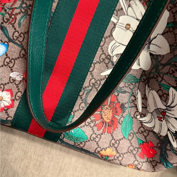 Gucci Flora Print Green Tote Bag used with wearing - Picture 5 of 8